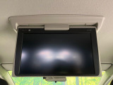 【後席モニター】家族や友人とお出かけする機会が多い方に大人気の後席モニターを装備!見やすい位置に画面がありテレビやDVDの視聴も快適!友達もお子様も、後席にしか乗らなくなるかも??