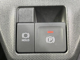 【電動パーキングブレーキ】パーキングブレーキは便利な電動式!ボタン一つで操作でき、アクセルを踏めば自動で解除されます♪レバーやペダルが無いので運転席廻りもすっきりしますね♪