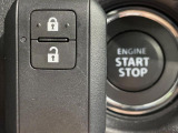 【キーレススタートシステム】カバンやポケットに入れたままでもドアの施錠・解錠が可能なスマートキーを装備。エンジンのオン・オフ時もカギを取り出す必要が無いからとっても便利です♪