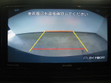 バックモニター付き。車両後方の映像がナビ画面に表示されるので、車庫入れが苦手な人も安心です。ただし、目視確認もお忘れなくお願いいたします。