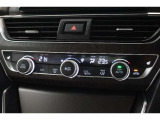 フルオートエアコンが装備されています!お好みの温度設定をするだけでエアコンの風量やモードの切り替えを自動でコントロールしてくれます!ユーザーの操作が少なく燃費走行にもつながります!