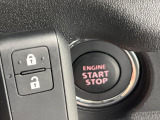【キーレススタートシステム】カバンやポケットに入れたままでもドアの施錠・解錠が可能なスマートキーを装備。エンジンのオン・オフ時もカギを取り出す必要が無いからとっても便利です♪