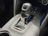 【フロアシフト】直感的な操作性や手に取りやすいレバー位置が特徴です。MTモードはエンジンブレーキやパワフルな加速を要する際など様々なケースで活躍。