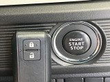 【キーレススタートシステム】カバンやポケットに入れたままでもドアの施錠・解錠が可能なスマートキーを装備。エンジンのオン・オフ時もカギを取り出す必要が無いからとっても便利です♪