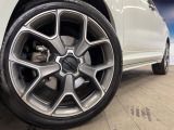 ●純正19インチアルミホイール:輸入車ならではの卓越した走りを支えるホイールと足回りです!日本車の走りに慣れている方にもぜひ体感して頂きたい程高いレベルでまとまっています!