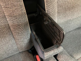 ベンチシート形状で足元も含め広々ゆったり座っていただけます。運転席側に装備してますセンターコンソールボックスを利用頂くとセパレートしてリラックス、ベンチにして開放的に2タイプお好みに合わせ使えます。
