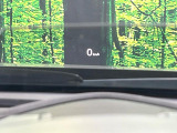 【ヘッドアップディスプレイ】現在の速度や走行情報をデジタル表示で運転席前方のガラスに投影!運転中、目線をずらさず必要な情報を確認できるのでとっても便利で安心!