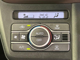 【オートエアコン】一度お好みの温度に設定すれば、車内の温度を検知し風量や温度を自動で調整。暑い&hellip;寒い&hellip;と何度もスイッチ操作をする必要はありません。快適な車内空間には必須の機能ですね♪
