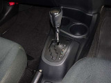 操作が楽なフロアシフトです、レバー式パーキングブレーキで足元インパネ周りもすっきりしています。