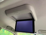 【フリップダウンモニター】大画面モニターで後席でもエンタメをお楽しみいただけます。小さなお子様にも大人気の装備です♪