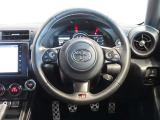 ステアリングスイッチ付きです。ハンドルから手を放さずにラジオ等の操作ができます。