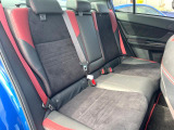 後部座席も気になるようなキズ・汚れやへたり等、大きなダメージはなく、良好な状態です。