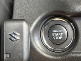 【キーレススタートシステム】カバンやポケットに入れたままでもドアの施錠・解錠が可能なスマートキーを装備。エンジンのオン・オフ時もカギを取り出す必要が無いからとっても便利です♪
