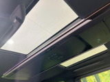 【ガラスルーフ】ガラスルーフ搭載で車内の解放感が一気にアップ!開放的なドライブをお楽しみいただけます。
