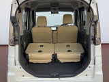 後席を格納すると、これだけの広さが!シーンに合わせたシートアレンジで、大きな荷物も積むことが出来ます♪