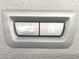 ●電動リアゲート:ワンタッチでリアゲートの開閉ができ、荷物などで両手が塞がっている状態でも簡単に開閉ができる便利機能です。