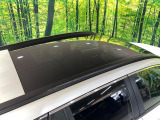 【パノラマルーフ】大型のガラスルーフ搭載で車内の解放感が一気にアップ!開放的なドライブをお楽しみいただけます。