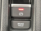 【電動パーキングブレーキ】パーキングブレーキは便利な電動式!ボタン一つで操作でき、アクセルを踏めば自動で解除されます♪レバーやペダルが無いので運転席廻りもすっきりしますね♪