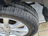 タイヤ残り溝もバッチリ!溝が少ないとスリップしたりブレーキ時の制動距離が長くなってしまいます。交換までまだまだ余裕があるのは経済的にも助かります。