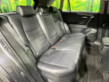 後部座席も気になるようなキズ・汚れやへたり等、大きなダメージはなく、良好な状態です。