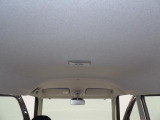 【室内天張り】禁煙車ですので、タバコのニオイやヤニ汚れの心配はございません。天張りも非常にクリーンな状態で、高い天井による開放感あふれる車内空間を安心してお楽しみいただけます。