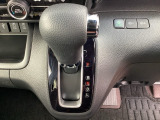 自然に手が届く距離に配置されたシフトレバー。