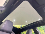 【パノラマルーフ】大型のガラスルーフ搭載で車内の解放感が一気にアップ!開放的なドライブをお楽しみいただけます。
