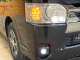 【LEDヘッドライト】悪天候や夜間走行時も良好な視界を確保し安心して運転できる高輝度LEDヘッドライトを装備!点灯速度が早く、消費電力も抑えられています。