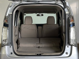 2列目シートを前方に倒せば、広く使える荷室スペースです。