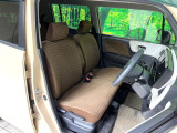 運転席まわりには十分なスペースがあり、大柄な方でもゆったり運転していただける環境です。
