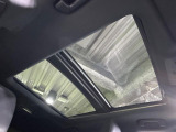 【サンルーフ】開放感たっぷりの希少装備、サンルーフが装着されています!車内に明かりを取り入れたり景色を楽しむ以外にも、車内の空気も簡単に換気できて快適です!