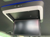 【フリップダウンモニター】大画面モニターで後席でもエンタメをお楽しみいただけます。小さなお子様にも大人気の装備です♪