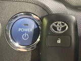 【スマートキー】カバンやポケットに入れたままでもドアの施錠・解錠が可能なスマートキーを装備。エンジンのオン・オフ時もカギを取り出す必要が無いからとっても便利です♪