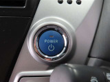 ハイブリッドシステムの起動はブレーキを踏みながらスイッチを押すだけで簡単に行えます。