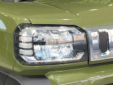 【LEDヘッドライト】悪天候や夜間走行時も良好な視界を確保し安心して運転できる高輝度LEDヘッドライトを装備!点灯速度が早く、消費電力も抑えられています。