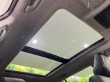 【大型サンルーフ】車内の解放感が一気に上がる大型のパノラマルーフ!季節を問わず開放的で快適なドライブをお楽しみいただけます。流通量も少なく希少価値の高い人気の装備です♪