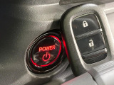 【Hondaスマートキー】カバンやポケットに入れたままでもドアの施錠・解錠が可能なスマートキーを装備。エンジンのオン・オフ時もカギを取り出す必要が無いからとっても便利です♪