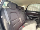 後部座席も気になるようなキズ・汚れやへたり等、大きなダメージはなく、良好な状態です。