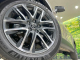 【純正18インチアルミホイール】外観にマッチした純正アルミホイールを装着しております。各種社外アルミホイールや、スタッドレスタイヤも取扱いしております。是非ご相談ください♪
