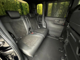 後部座席も気になるようなキズ・汚れやへたり等、大きなダメージはなく、良好な状態です。