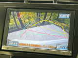 【バックカメラ】駐車時に後方がリアルタイム映像で確認できます。大型商業施設や立体駐車場での駐車時や、夜間のバック時に大活躍!運転スキルに関わらず、今や必須となった装備のひとつです!