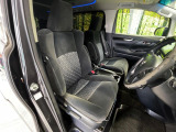 運転席まわりには十分なスペースがあり、大柄な方でもゆったり運転していただける環境です。