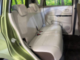 後部座席も気になるようなキズ・汚れやへたり等、大きなダメージはなく、良好な状態です。