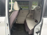 後席もきれいにクリーニングされています。足元のスペースもこれだけ広ければ一緒に乗っている人もゆったりお乗りいただけそうです。
