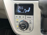 【オートエアコン】一度お好みの温度に設定すれば、車内の温度を検知し風量や温度を自動で調整。暑い&hellip;寒い&hellip;と何度もスイッチ操作をする必要はありません。快適な車内空間には必須の機能ですね♪