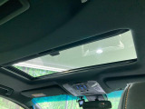【サンルーフ】開放感たっぷりの希少装備、サンルーフが装着されています!車内に明かりを取り入れたり景色を楽しむ以外にも、車内の空気も簡単に換気できて快適です!