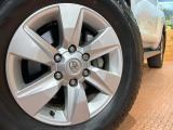 【純正17インチアルミホイール】外観にマッチした純正アルミホイールを装着しております。各種社外アルミホイールや、スタッドレスタイヤも取扱いしております。是非ご相談ください♪