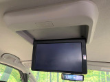 【フリップダウンモニター】大画面モニターで後席でもエンタメをお楽しみいただけます。小さなお子様にも大人気の装備です♪