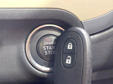 【キーレススタートシステム】カバンやポケットに入れたままでもドアの施錠・解錠が可能なスマートキーを装備。エンジンのオン・オフ時もカギを取り出す必要が無いからとっても便利です♪