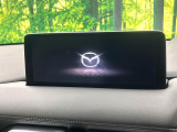 【10.25インチマツダコネクト】車内の雰囲気にマッチした大型ディスプレイ。スマホ接続でのナビ使用やBluetooth再生等、様々な機能が楽しめます。直感的なダイヤル操作が可能で、使い勝手も良好です。
